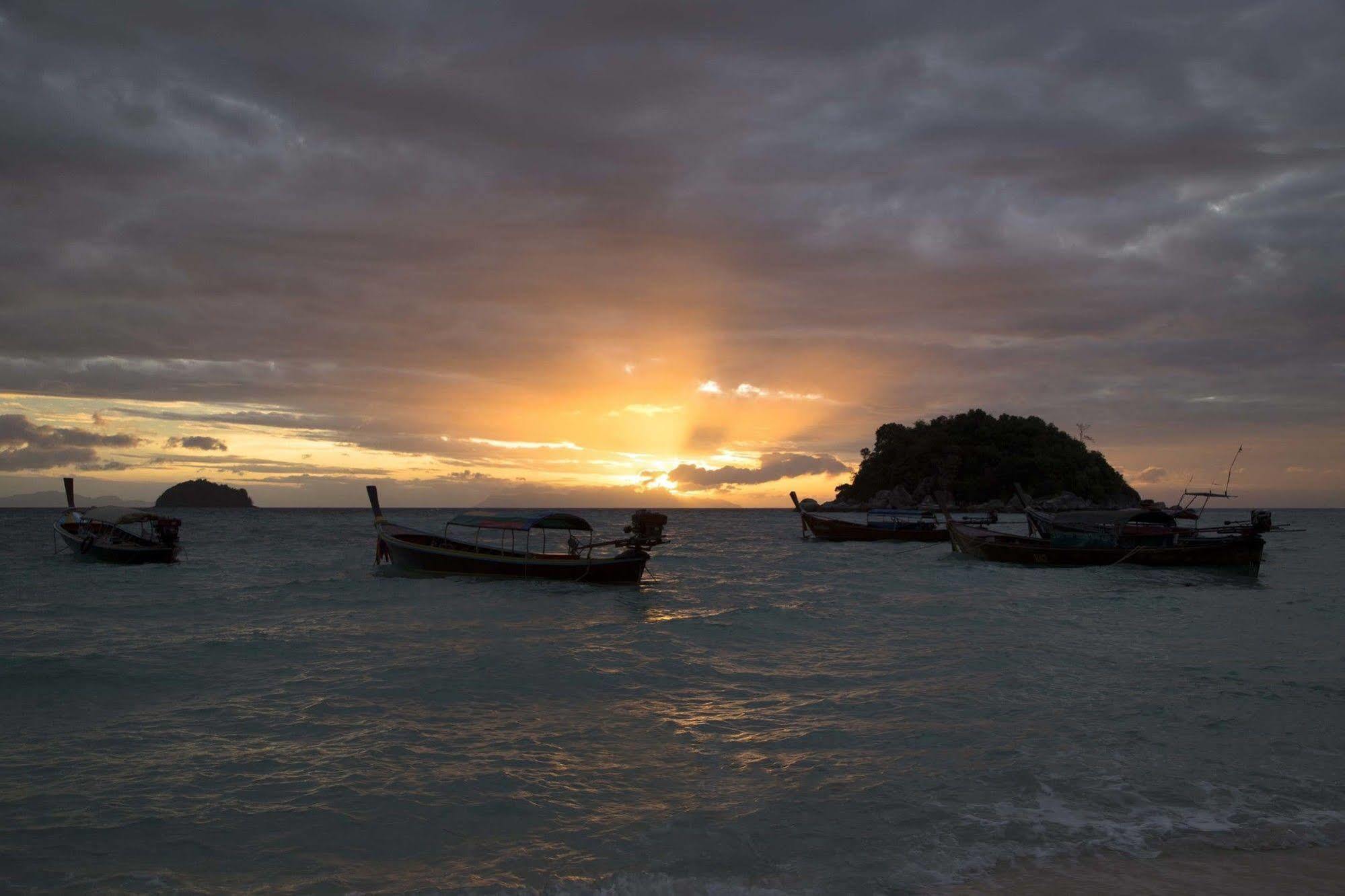 Mali Resort Sunrise Beach Koh Lipe Exterior photo